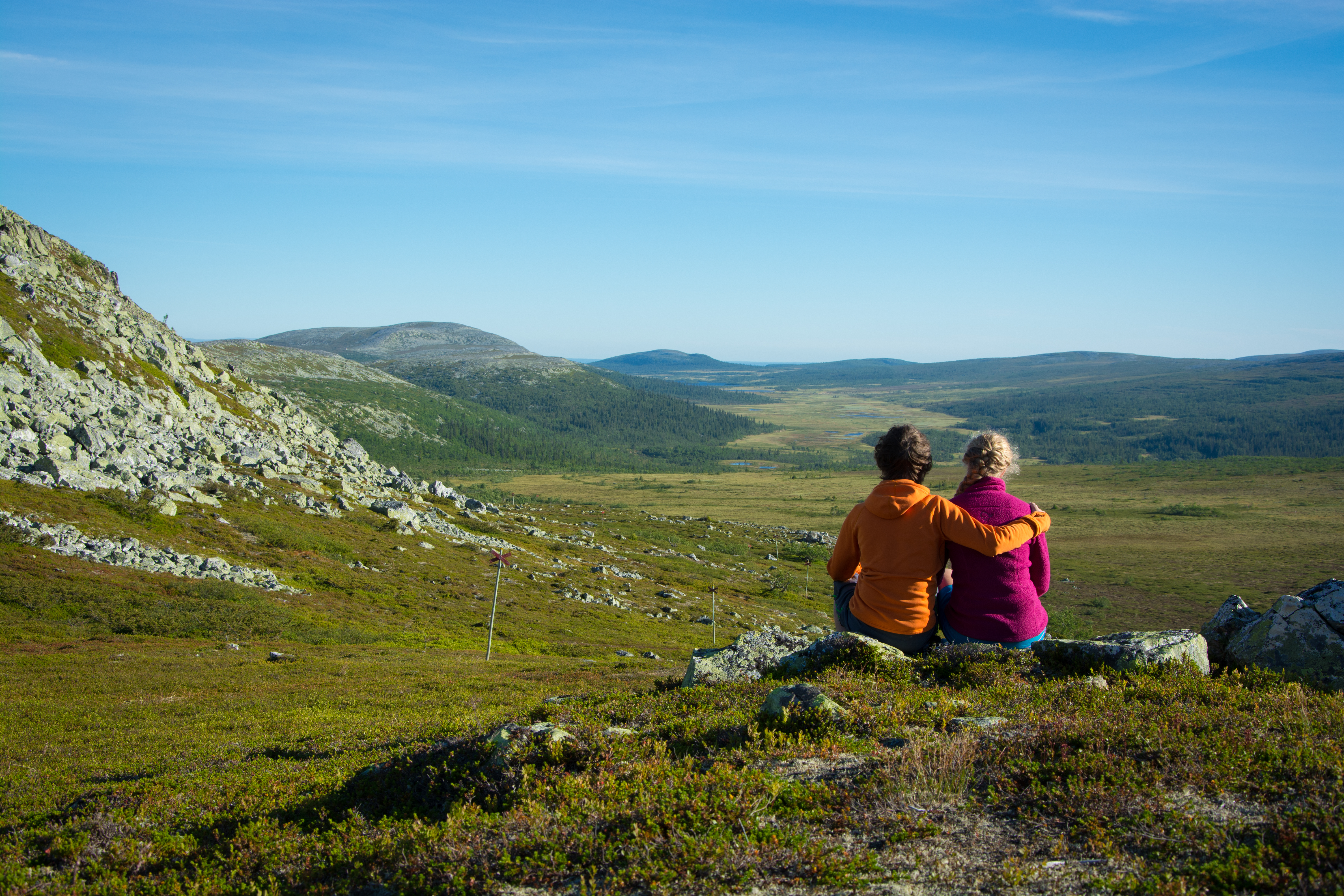 Par som tittar ut över vyerna
