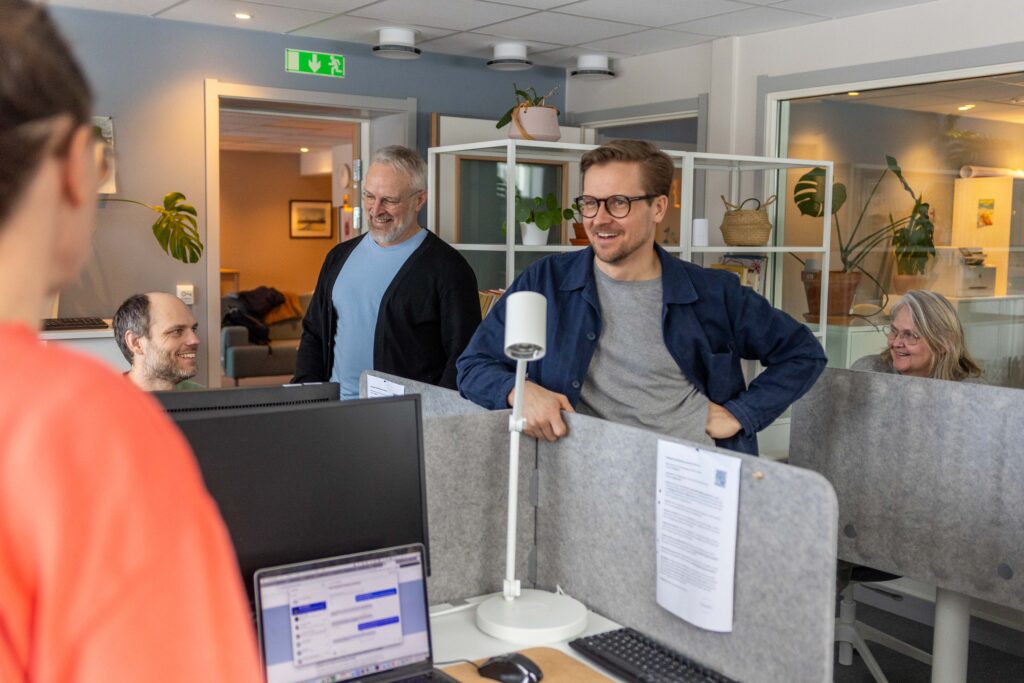 Coworkinghubben Kollektivet i Klövsjö - en man i glasögon står över en ljudabsorberande grå skärm