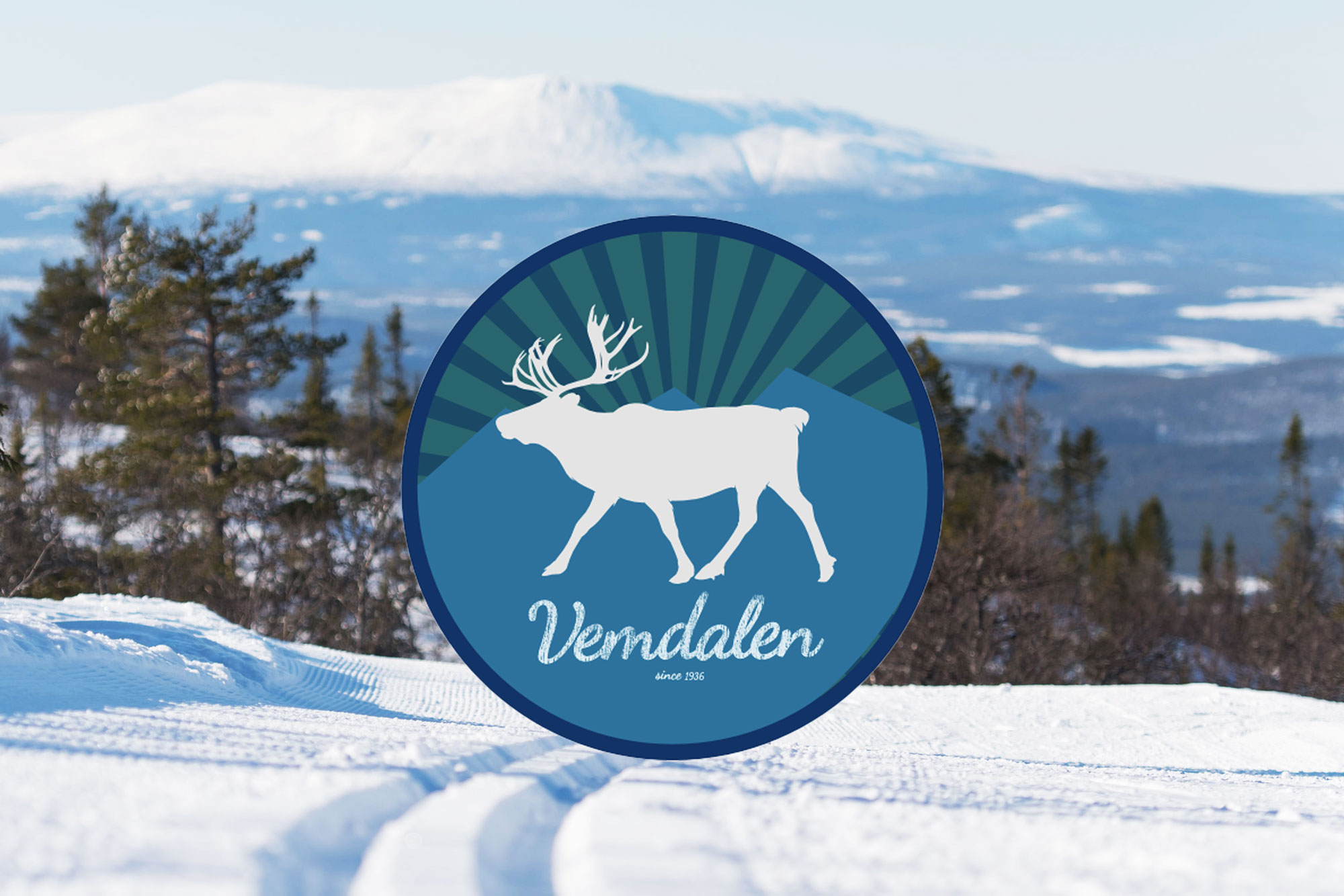 Silverrenens runda märke med en ren mot ett snötäckt fjällandskap