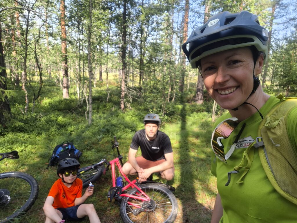 Familjen von Wachenfeldt Falemo på cykeltur i fjällbjörkskog