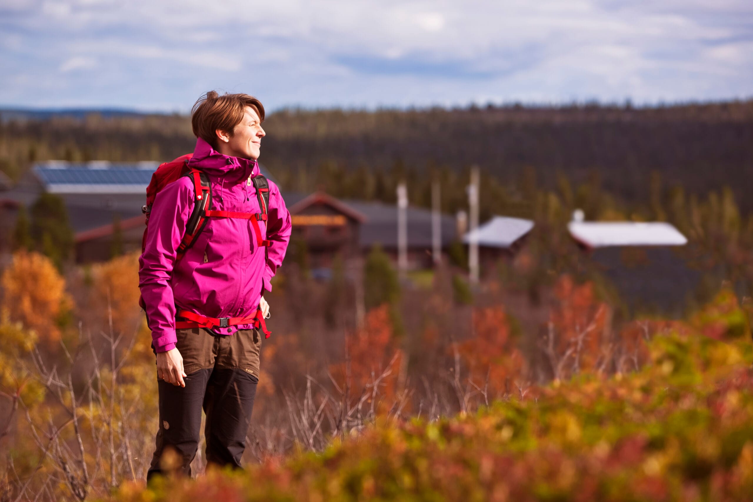 Kvinna i rosa jacka på fjälltopp