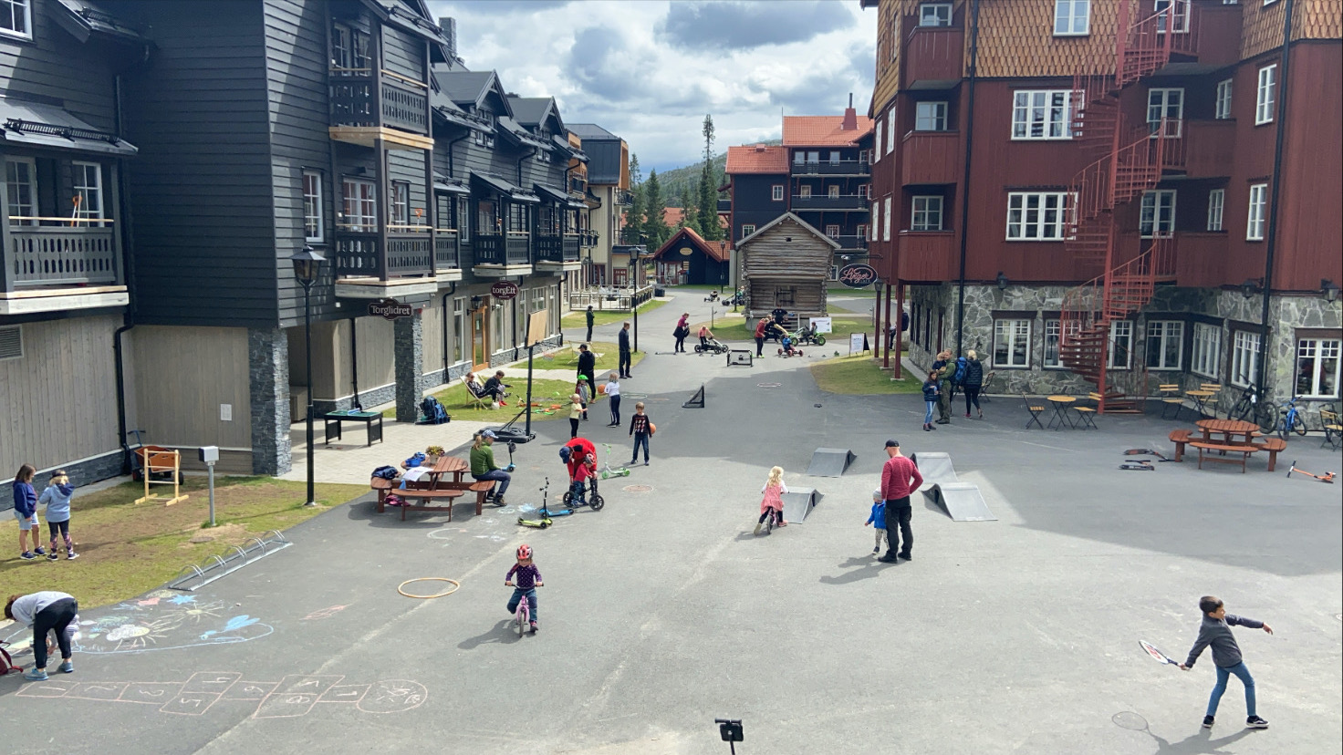 Barn leker på Skalets torg en sommardag